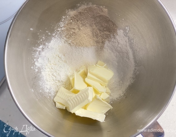 Для теста смешать рисовую, гречневую муку и крахмал, соль и сахар. Добавить сливочное масло, растереть в крошку.