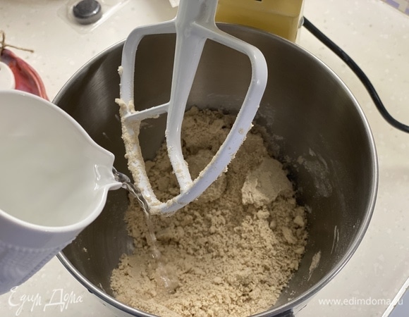 В крошку потихоньку добавлять воду до получения однородной массы. Возможно понадобится чуть больше жидкости.