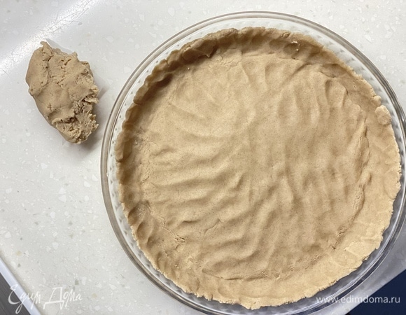 Распределить тесто по форме. Меньшую часть оставить для верха. Убрать в холодильник на 30 минут.