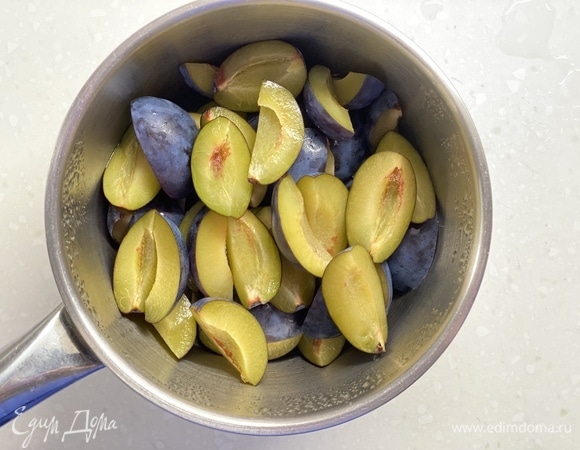 Сливы нарезать, добавить сахар. Поставить на огонь. Проварить минут 10. Крахмал развести в небольшом количестве воды. Тонкой струйкой влить в сливы. Довести до загущения. Охладить.