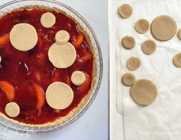 Основу пирога проткнуть вилкой и выпекать при 200°C 15 мин. Достать из духовки, распределить начинку. Из остатков теста вырезать кружочки и украсить пирог. Выпекать около 20 минут, до золотистости.