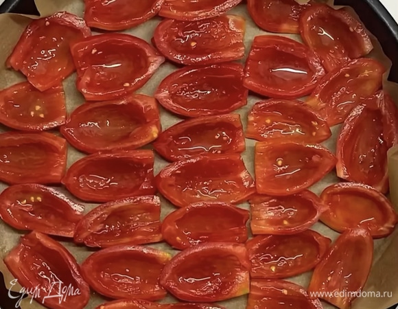 Идеально подойдут сливовидные помидоры. Мы их моем, вырезаем верхнюю часть, плодоножку и разрезаем на две половины. Вырезаем сердцевину, так помидоры получаются более сухими и быстрее готовятся. Убрать сердцевину с соком и семенами удобно чайной ложкой.