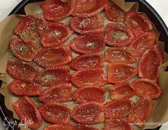 Выкладываем помидоры плотно друг к другу на противень, застеленный пергаментом. Сверху посыпаем прованскими/итальянскими травами и солью.