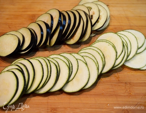 Овощи не чистите. Нарежьте острым ножом на очень тонкие кружки.