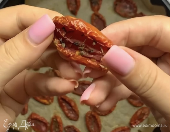 Ставим «подсушиваться» в духовку при 90–100°C на 3–4 часа. Обязательно оставляем духовку слегка приоткрытой, это удобно сделать при помощи деревянной лопатки. Так влага будет быстрее уходить. Время приготовления будет зависеть от вашей духовки и от ваших предпочтений.