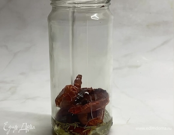 Берем небольшие баночки, обдаем их кипятком и вытираем насухо. Вниз банки наливаем немного подсолнечного масла, выкладываем небольшой слой вяленых томатов, посыпаем розмарином (по желанию), добавляем несколько долек чеснока. Затем сверху добавляем еще масла и вновь повторяем слой томатов, специй, чеснока.