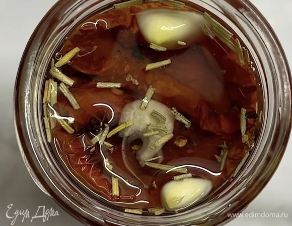 В итоге у нас получается полная баночка вяленных томатов. Важно, чтобы они были полностью покрыты маслом.