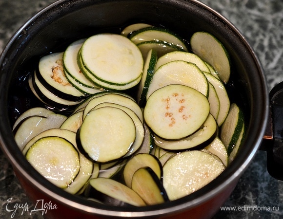 Нарезанные овощи положите в соленую воду. На 1 л воды — 1 ч. л. соли. Соленая вода заберет лишнюю влагу из овощей.