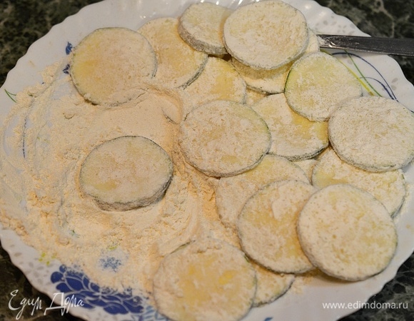 Муку смешайте с солью. Ко всей муке добавьте 1 ч. л. соли. Обваляйте каждый кружок овоща в муке.