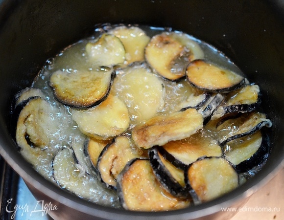 Готовьте на небольшом огне, периодически помешивая, до хрустящего состояния и золотистого цвета.
