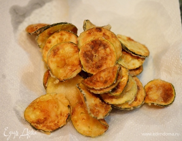 Выложите чипсы на бумажное полотенце, чтобы убрать лишнее масло.