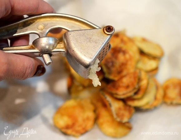 Добавьте измельченный чеснок.