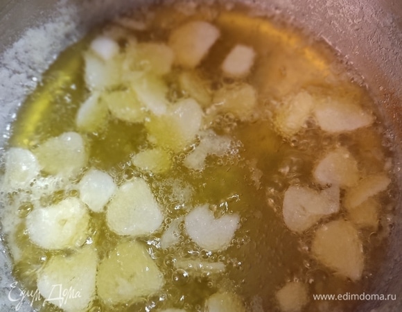 Пока капуста запекается, сделать чесночное масло. Для этого чеснок нарезать пластинками. В сотейнике растопить сливочное масло, выложить в него чеснок. Нагревать до тех пор, пока масло не станет прозрачным и немного коричневым.