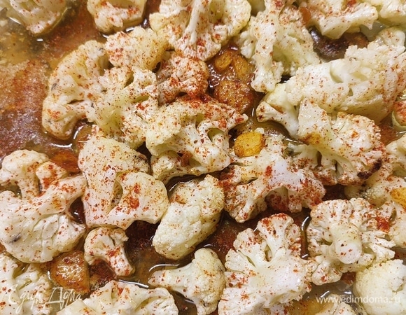 Достать капусту из духовки, вылить на нее чесночное масло. Все хорошо перемешать. Я еще посыпала паприкой. Поставить в духовку на 20 минут.