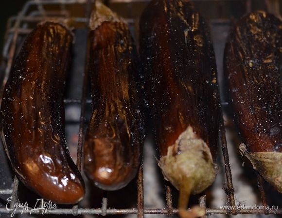 Шкурка должна достаточно сильно почернеть, а баклажан станет очень мягким.