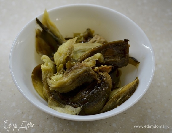 Достаньте у баклажанов мякоть.