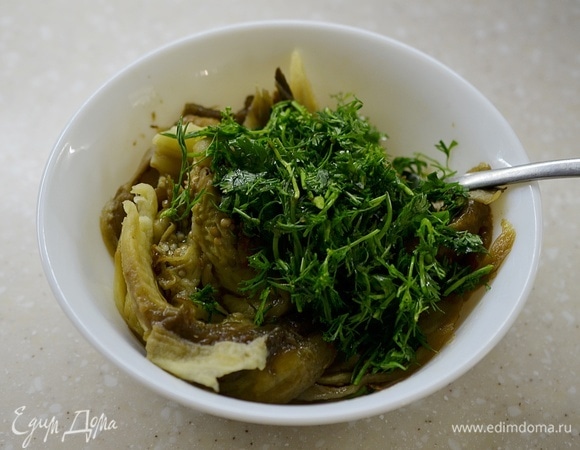 Петрушку промойте, обсушите и мелко нарежьте. Добавьте к баклажану.