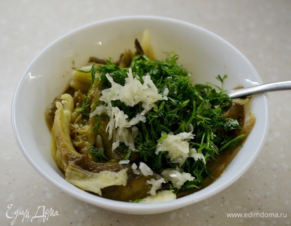 Сюда же — измельченный чеснок.