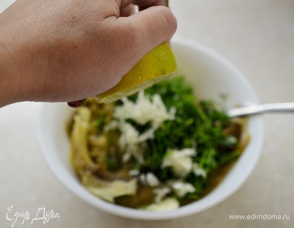 И лимонный сок. Немного посолите.