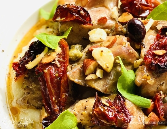 За 15 минут до конца запекания к мясу добавить оливки, каперсы, вяленые помидоры и посыпать орехами. Идеальный гарнир для этого блюда — картофельное пюре. Выложить на него индейку и полить соусом от мяса!