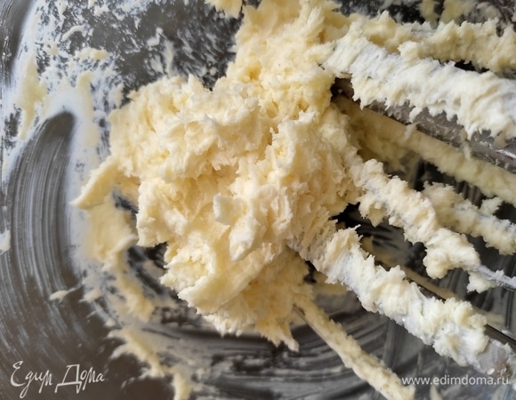 Сливочное масло взбиваем с сахаром до пышной пены. Добавляем соль, ванилин.