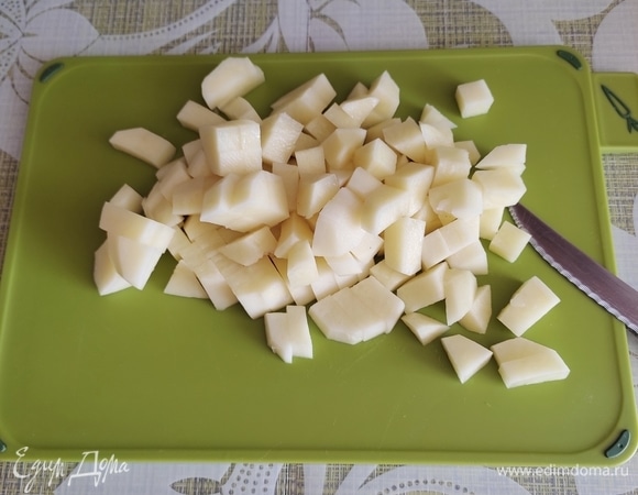 В кипящий куриный бульон бросить мелко нарезанную картошку.