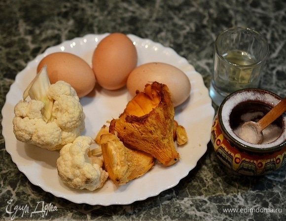 Подготовьте все необходимые ингредиенты. Цветная капуста подойдет и замороженная, только ее надо предварительно разморозить и слить воду.