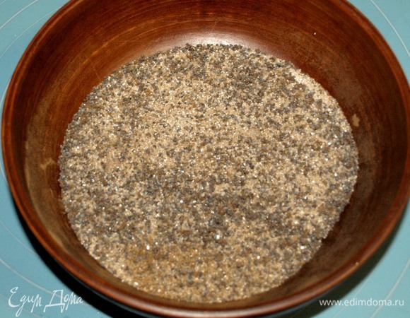 Духовку разогреваем до 180ºС. Все продукты должны быть комнатной температуры. Подготовить начинку. В миске соединить мак, корицу и сахар.