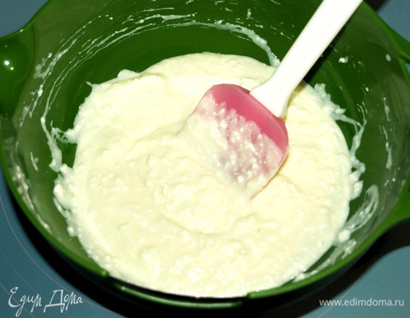 Соединить в миске творог, яйца, сахар, ванильный сахар, растительное масло и соль. Хорошо перетереть до однородного состояния.