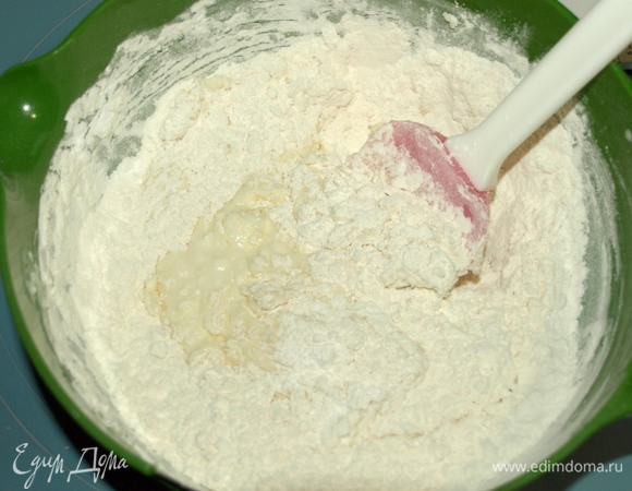 Муку просеять, добавить разрыхлитель. Постепенно добавляем муку к творожной массе. Ее может понадобиться больше.