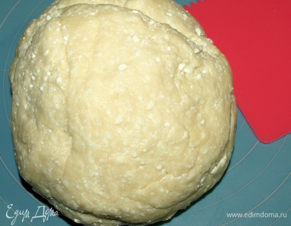 Замешиваем мягкое тесто.