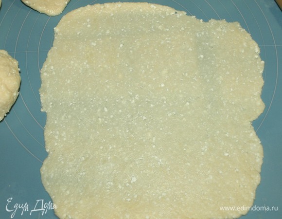 Делим на 6 равных частей. Каждую очень тонко раскатываем, по возможности придавая тесту форму прямоугольника.