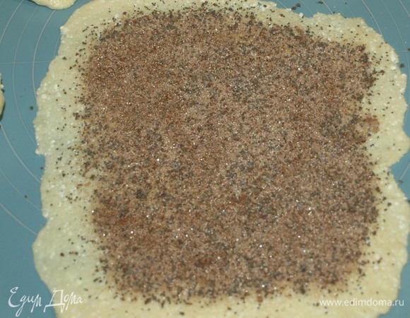 Раскатанное тесто посыпаем подготовленной смесью из сахара, мака и корицы. Равномерно распределяем.