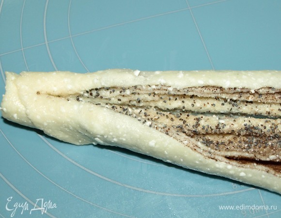 Тесто сворачиваем в плотную трубочку. Разрезаем трубочку вдоль на 2 половинки, отступая от края 1–1,5 см.
