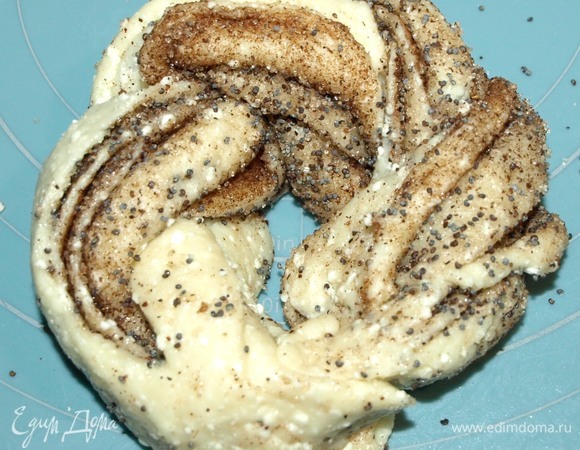 Получившиеся части переплетаем, сворачиваем кругом и хорошо соединяем.