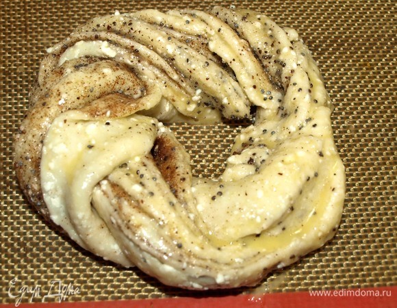 Булочки выкладываем на противень, застеленный пекарской бумагой или силиконовым ковриком. Смазываем куриным желтком, смешанным с молоком. И отправляем в духовку, заранее разогретую до 180ºС, на 30 минут.