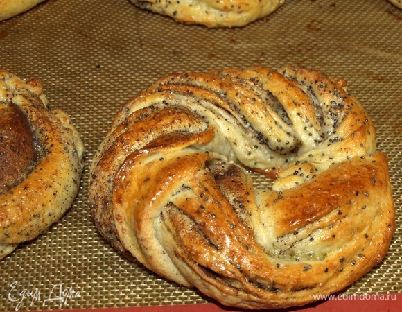 Готовые булочки достаем. Даем отдохнуть 10–15 минут. Можно подавать. Булочки вкусные в теплом и холодном виде. Можно взять с собой на работу, учебу или прогулку.