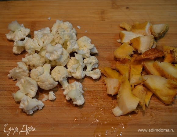 Капусту промойте, разделите на небольшие соцветия, лисички некрупно нарежьте.