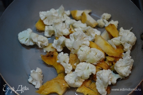 В сковороде разогрейте растительное масло, добавьте капусту и лисички, немного соли, чтобы овощи и грибы быстрее отдали влагу.