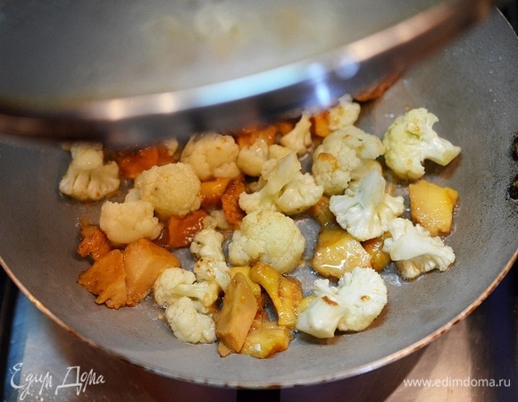 Обжаривайте до мягкости и полного испарения жидкости.