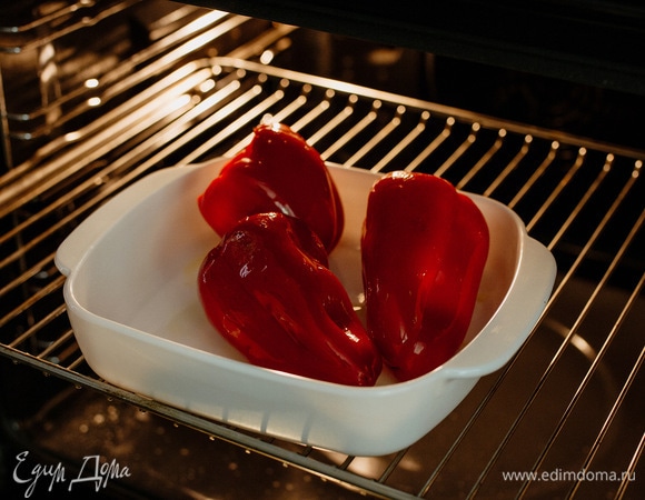 Поставить в разогретую до 200°C духовку на 15 минут, затем перевернуть перцы и выпекать еще 15 минут.