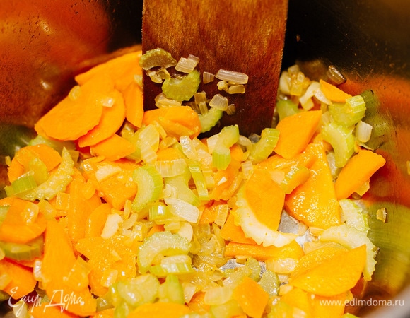 Добавить морковь и сельдерей, тушить минут 10, постоянно помешивая.