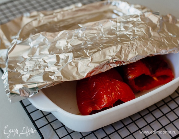 Перцы достать из духовки и накрыть фольгой на 10 минут.