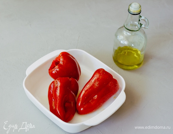 Перцы промыть, удалить сердцевину. Хорошо смазать оливковым маслом со всех сторон.