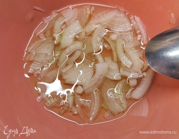 Лук очистить и нарезать четвертинками колец. Замариновать в рисовом уксусе.