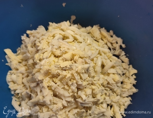 Яйца сварить и натереть на крупной терке.