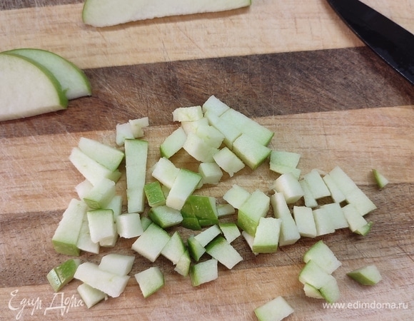 Яблоко очистить от сердцевины и нарезать маленьким кубиком.