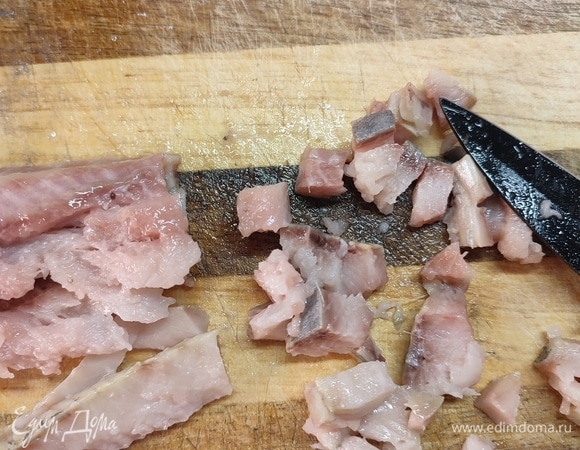 Филе сельди — тоже маленьким кубиком.