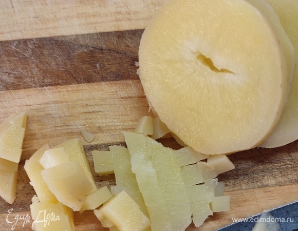 Картофель отварить в мундире, остудить, очистить и нарезать мелким кубиком.