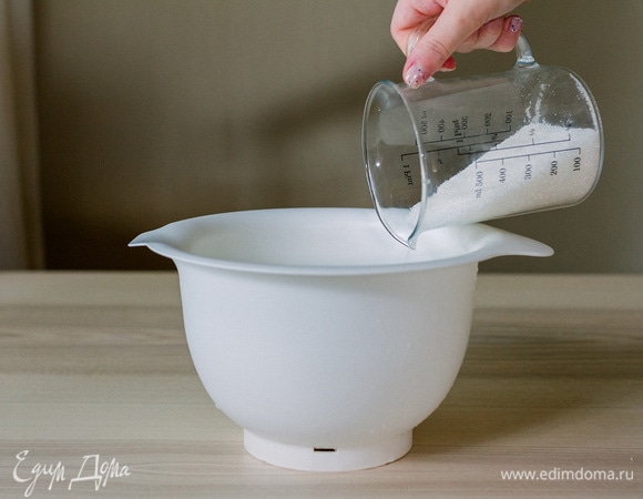 Взбить миксером, подсыпая сахар.